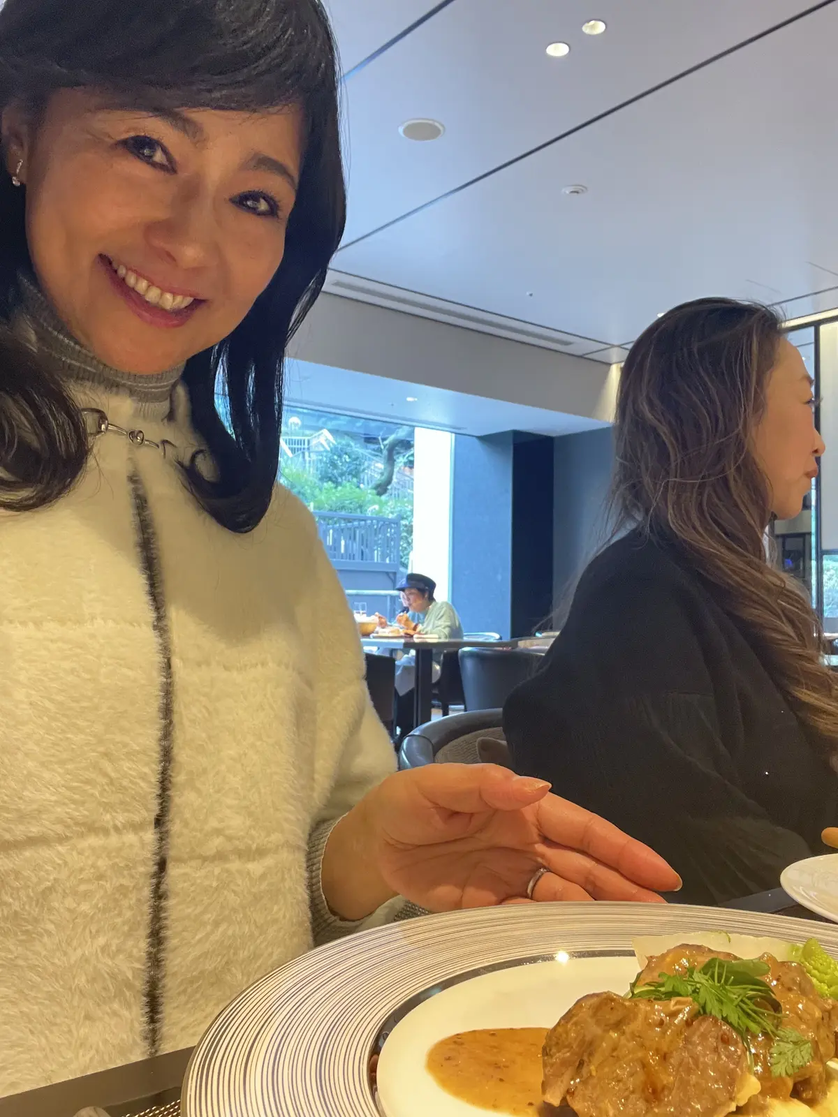 The Prince Sakura Tower Tokyo、ザ・プリンス さくらタワー東京、リストランテカフェ チリエージョ、ワイン、ビール、スパークリング、スパークリングワイン、シャンパン、ロゼ、クランベリージュース、乾杯、パーティー、前菜、菜の花、海老、大根、桜型、花形、マリネ、フムス、アトリエN's、アトリエn's、フェイクファー、リアルフェイクファー、ジャケット、ファージャケット、フェイクファージャケット、白、白ファー、白フェイクファー、白ファージャケット、白フェイクファージャケット、レストラン、ホテルランチ、ランチ、ホテルレストラン、高級感、店内、落ち着く空間、落ち着く店内、メイン、仔羊、仔羊のメイン、お肉、ラム肉、煮込み、煮込み料理、美味しい、楽しい、柔らかい、ホロホロ、カサレーゼ風、ハーブ、マスタード、香り