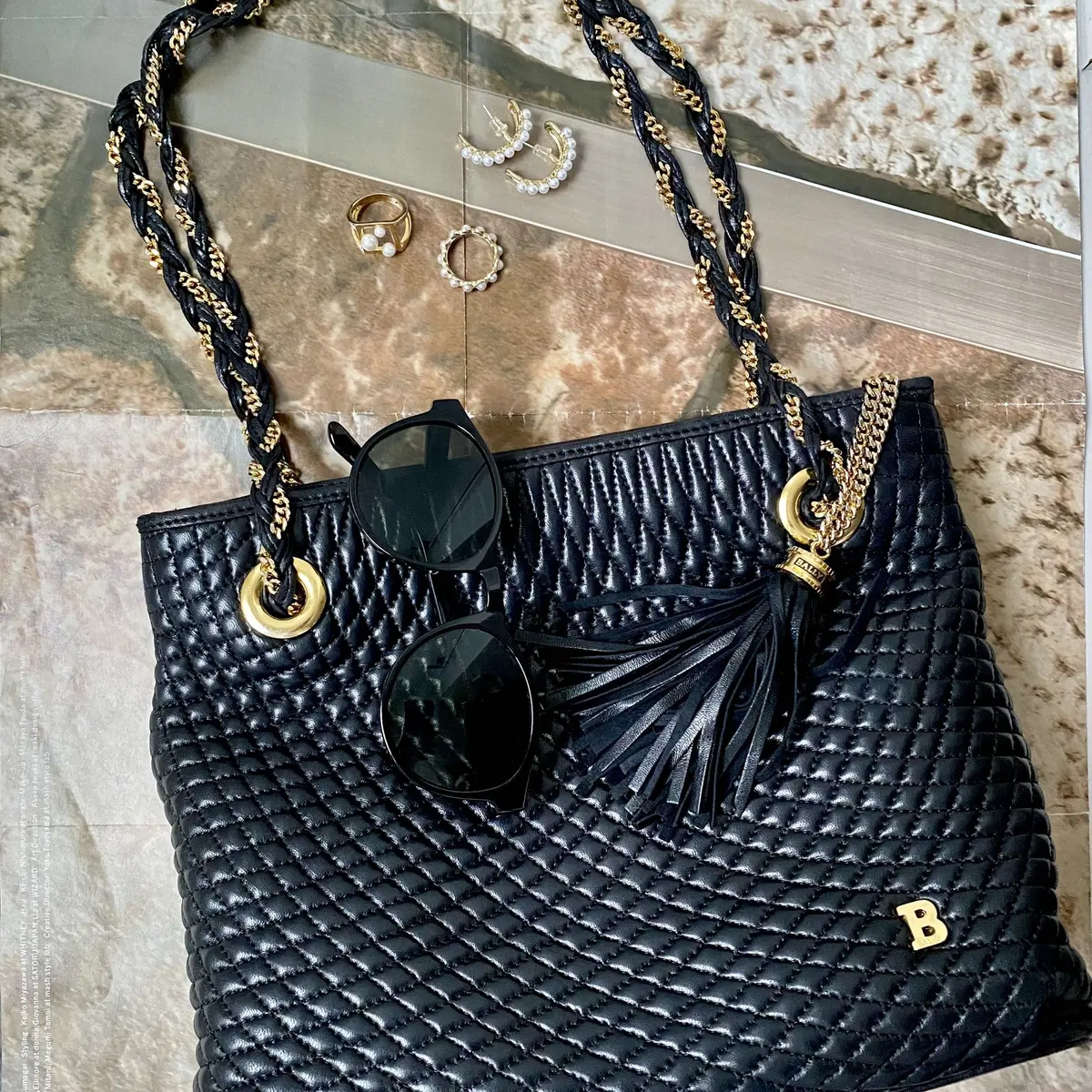 BALLYのバッグは母からのお下がり。パールとゴールド系のアクセサリーと合わせました。