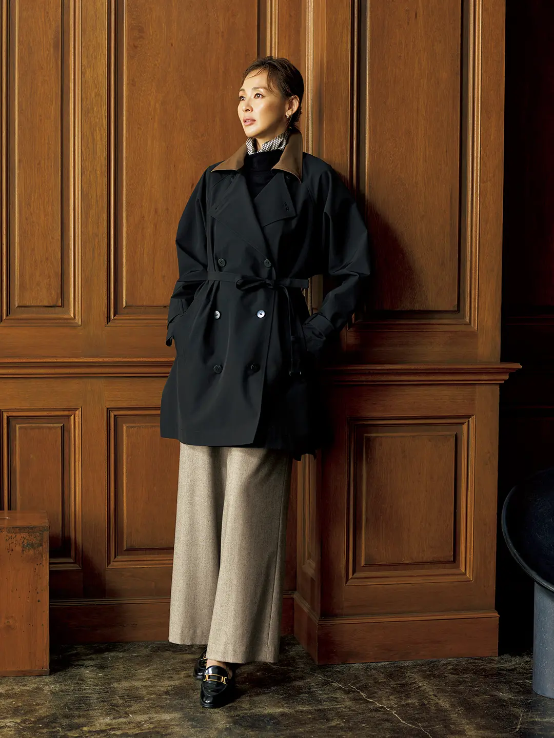 ゆったりシルエットながら膝上丈が軽やかなコートで秋から冬を快適に