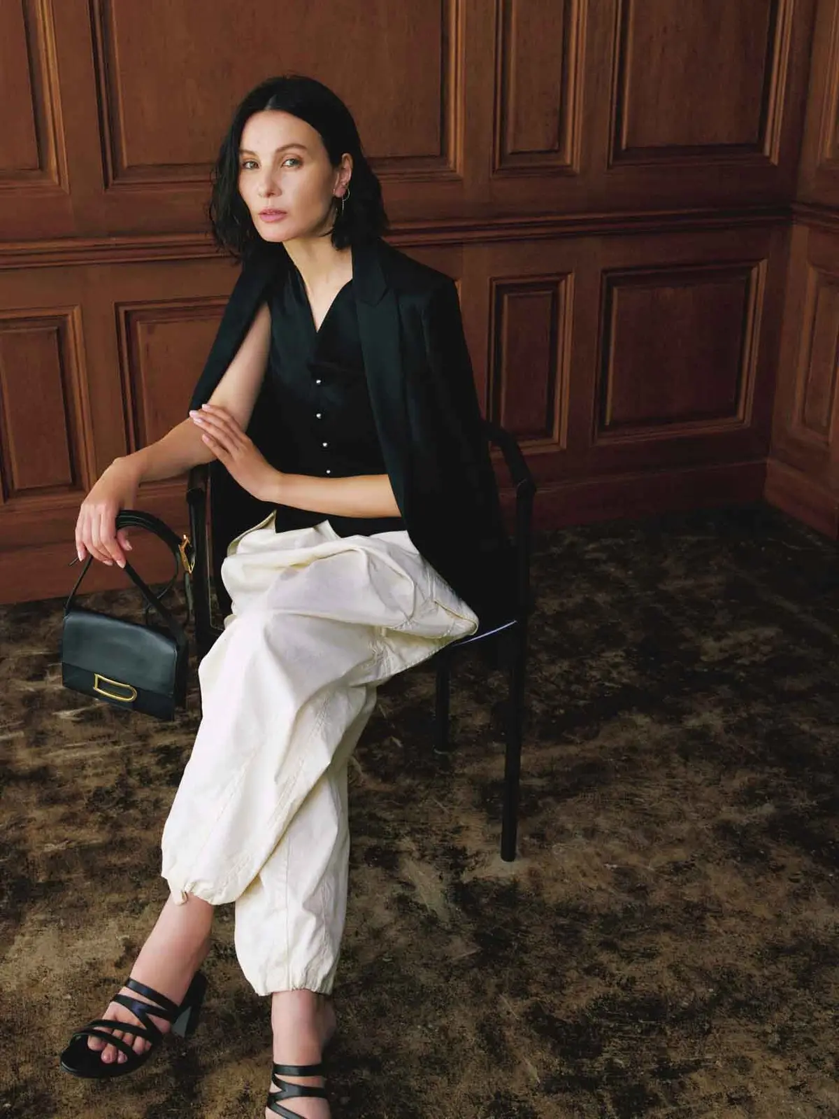 マディソンブルーのベストの田沢美亜