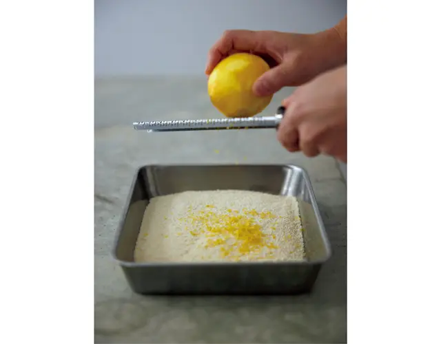 衣にレモンの皮を混ぜ さわやかな風味をプラス