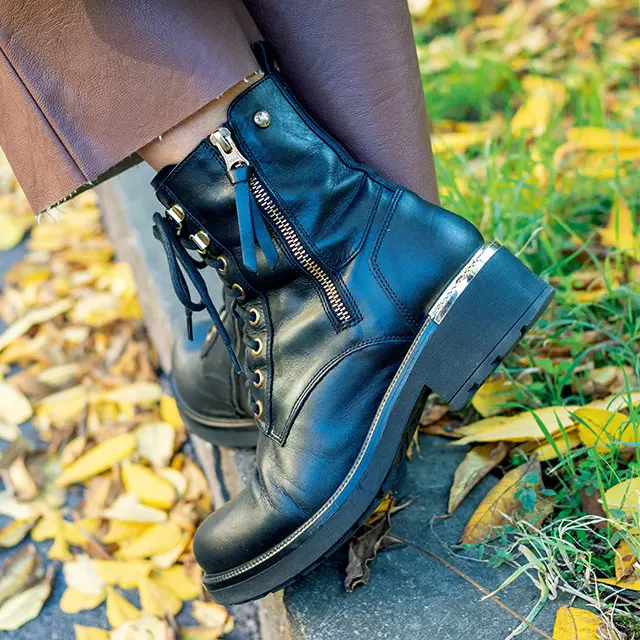 パリ＆ミラノマダム　愛用の黒編み上げショートブーツ