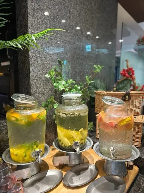 夏のブラックコーデでトロピカルなホテルブの画像_2