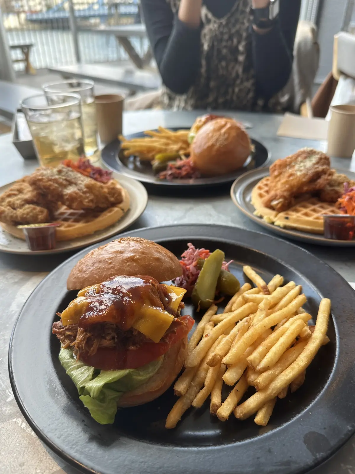 清澄白河カフェ「CLANN」料理写真　ハンバーガー　ワッフル＆フライドチキン