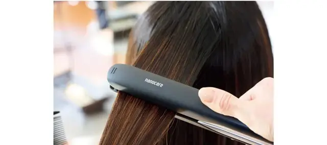 温め→すすぎのあと、乾かしたらアイロンで熱を加え、キューティクルを整えながら、うねりのない髪の状態を定着させる。