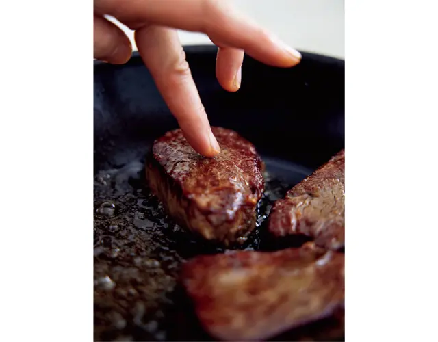 焼きかげんは弾力で確認。 好みのかげんを覚える