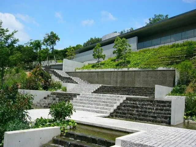 安藤忠雄設計による「四国村ギャラリー」。手前は立地を生かして造られた「水景庭園」。