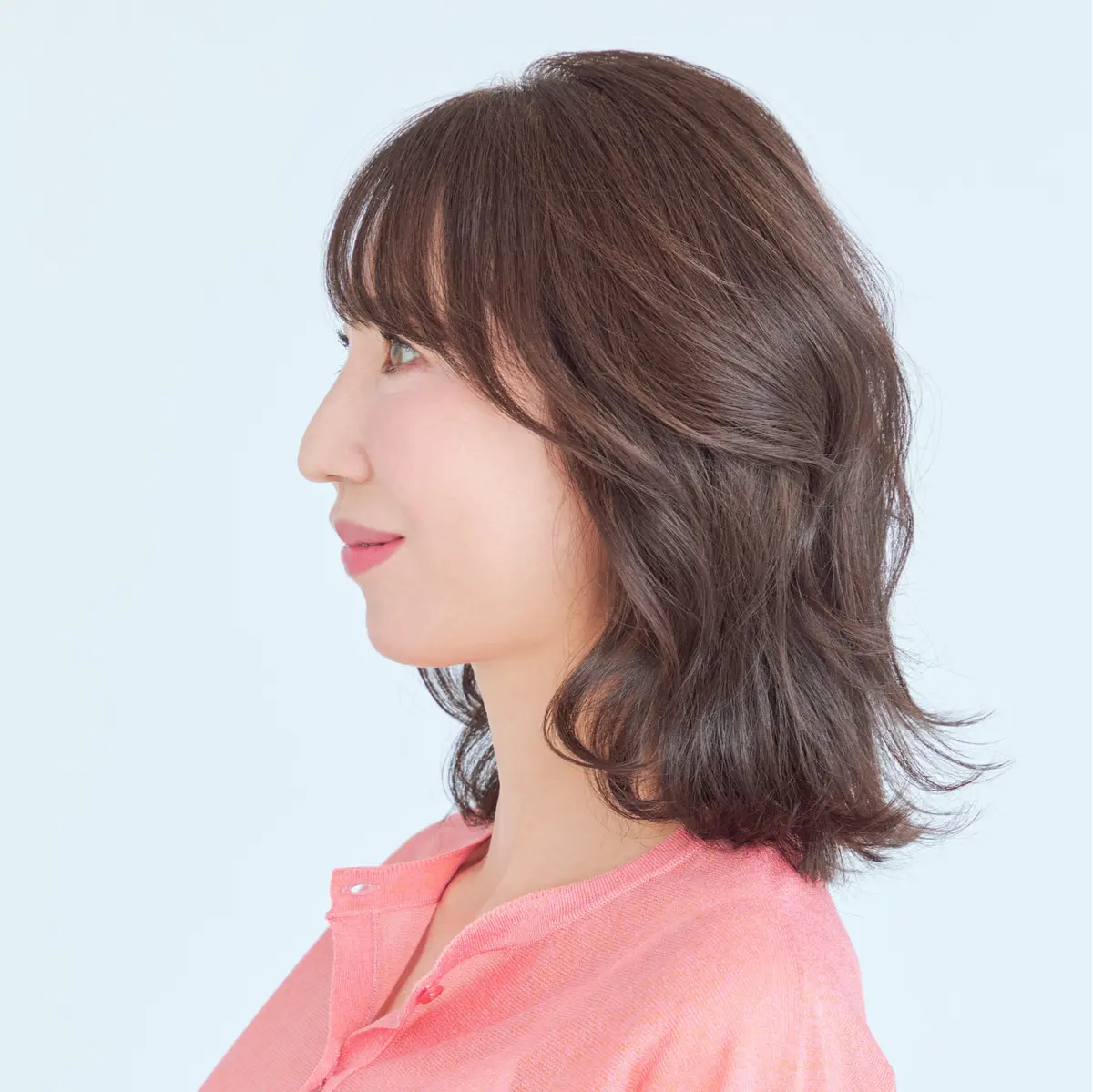 横から見たミディアムヘアスタイル