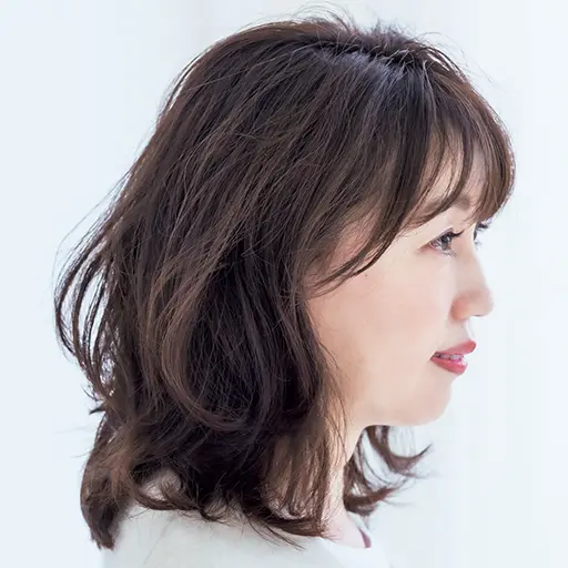 くびれフォルムのミディアムヘアのサイド
