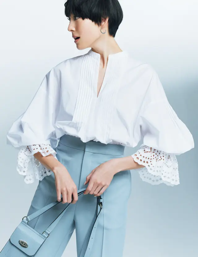 袖にインパクトのある白ブラウスのLIZA
