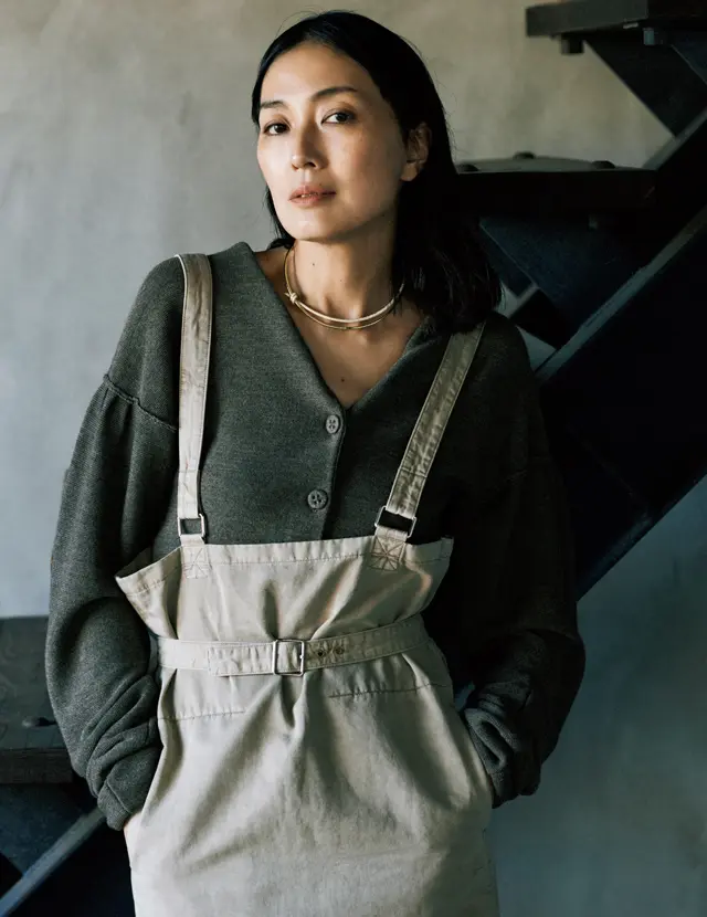 ヴァン クリーフ＆アーペルのリングを身につける板谷由夏