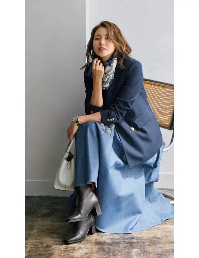 たっぷりフレアのスカートを受け止め、エレガントに仕上げるスマートな横顔