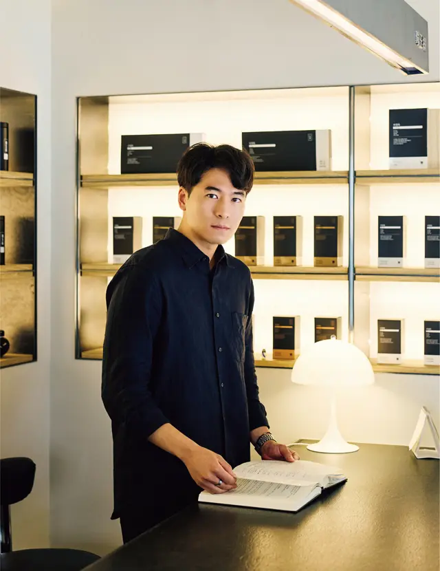 薬剤師のイ・ソンウさん。翻訳アプリなどを利用して日本語で相談可能