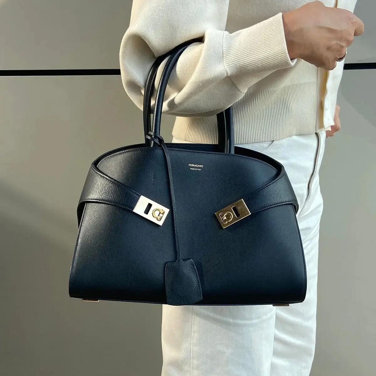 【働くアラフィーのバッグと中身】持ち運びしやすい！エクラ編集部スタッフ愛用の「ハンドバッグ」