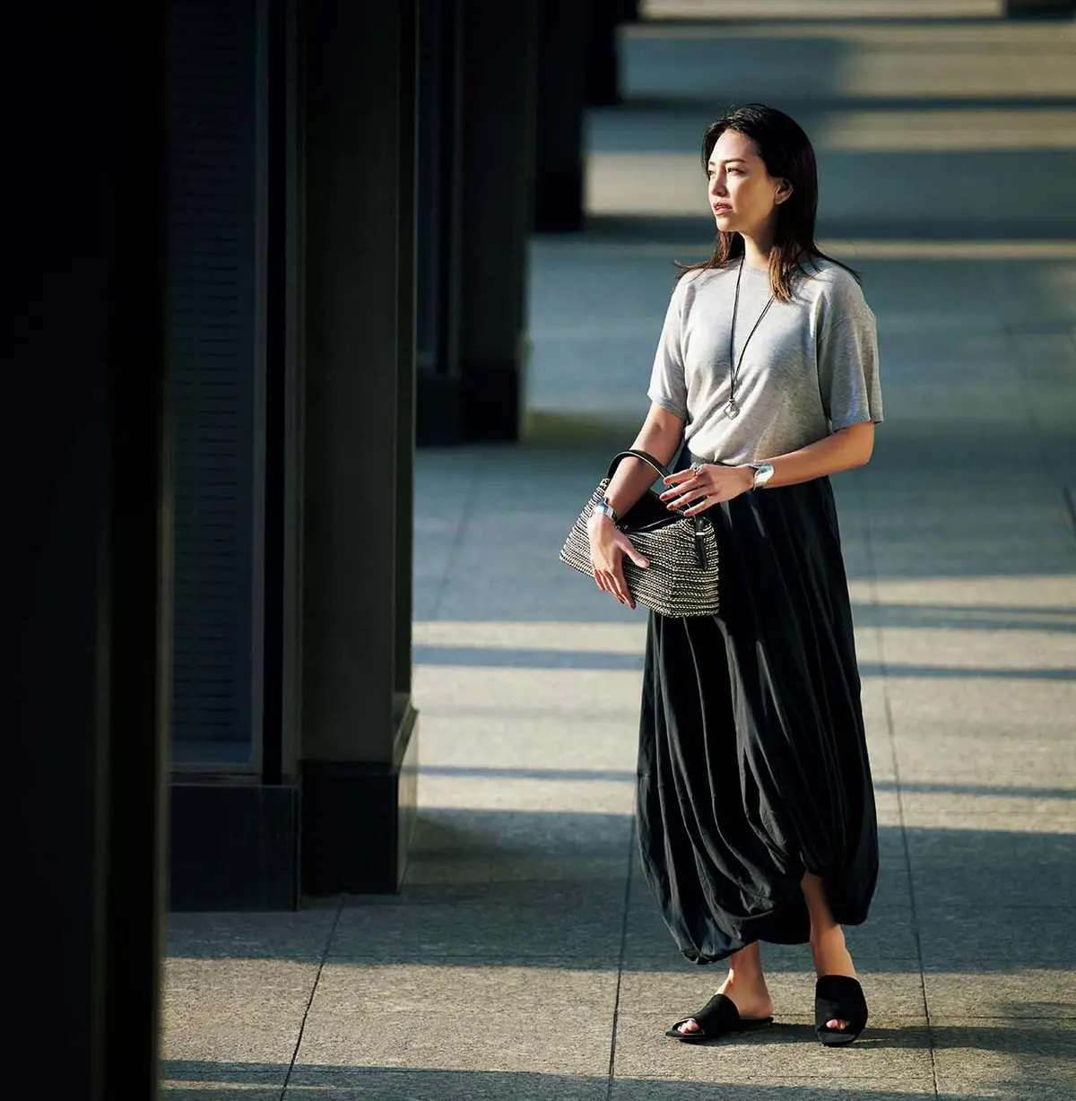 リズミカルに弾むギャザースカートで ドラマティックなムードをまとう