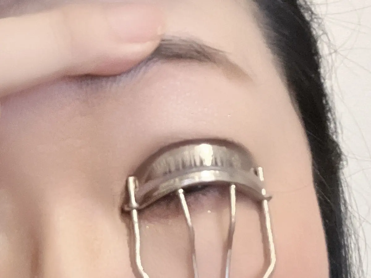 まつ毛をしっかりカールアップする