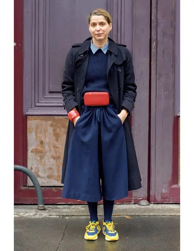 【パリマダムの冬スタイルSNAP】「黒とネイビー」は色や素材の重ね技で切れ味よく