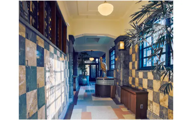 玄関を入ると旧本社社屋を改築したクラシカルな雰囲気が