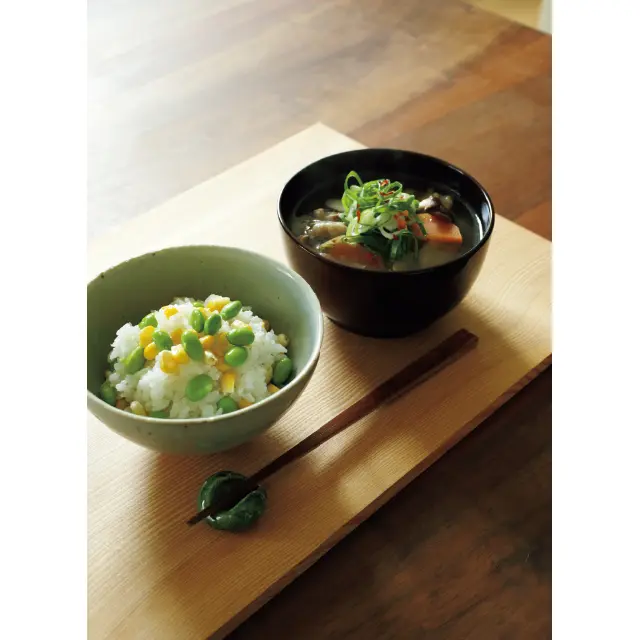 マイ折敷にのせた鶏とごぼうとこんにゃくのおつゆととうもろこしと枝豆のごはん