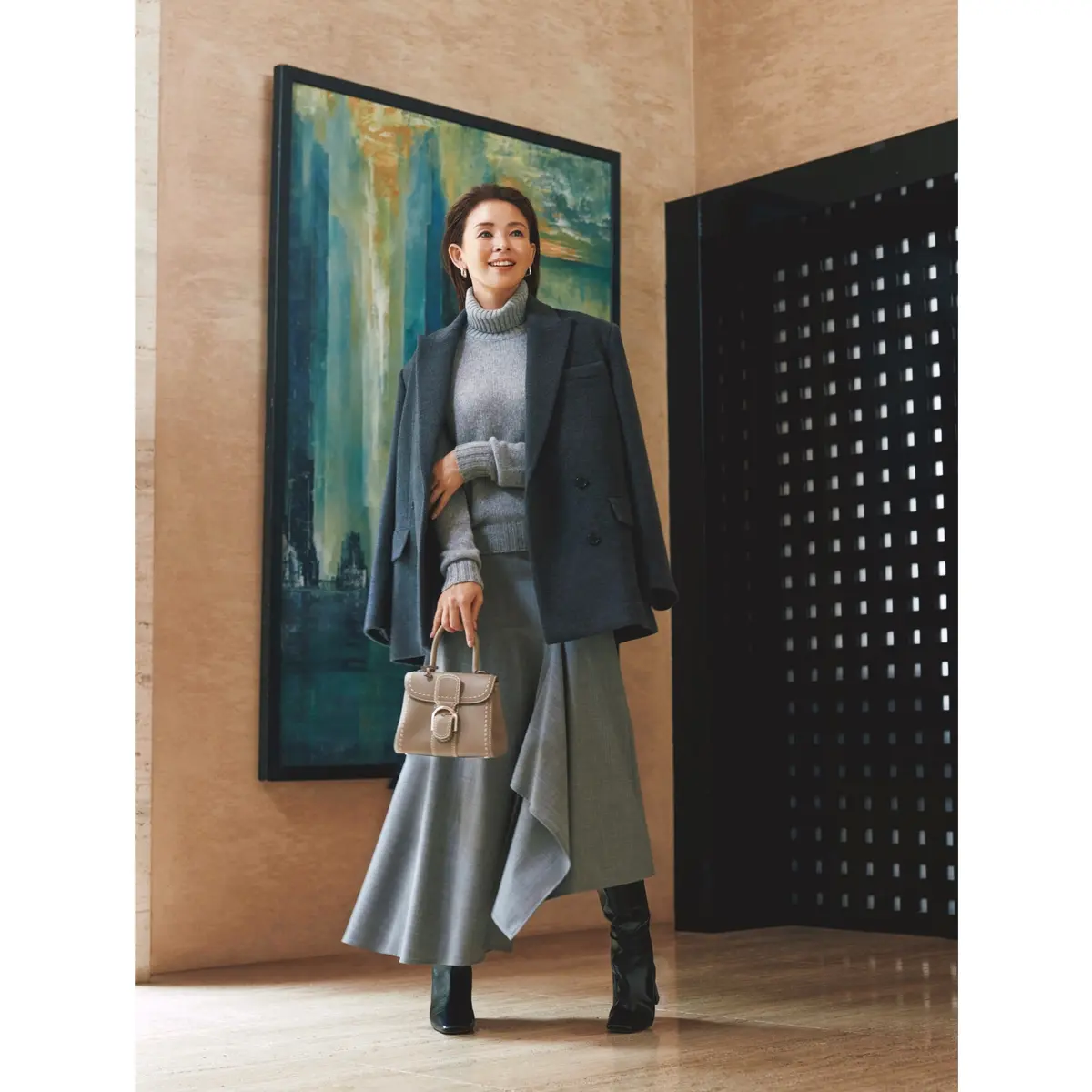 ダークグレーのテーラードジャケットにライトグレーのタートルネックニットとグレーのラップスカートを合わせたコーディネート　モデル・SHIHO