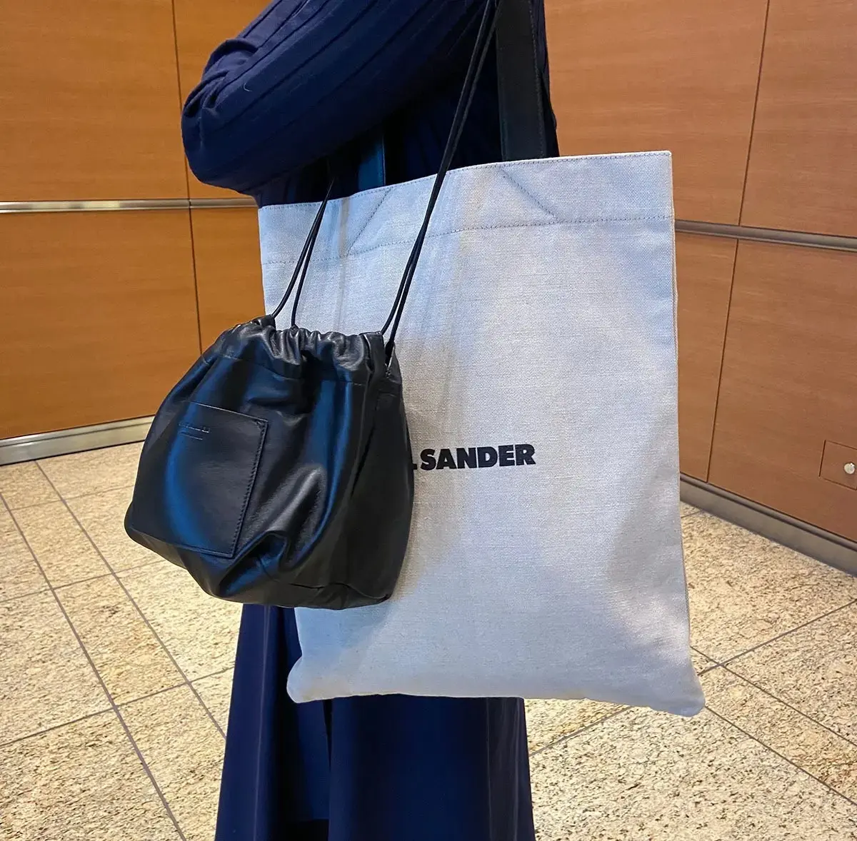 室長Nは、レザー×キャンバスのリバーシブルな巾着バッグを、サブバッグと二個持ちで