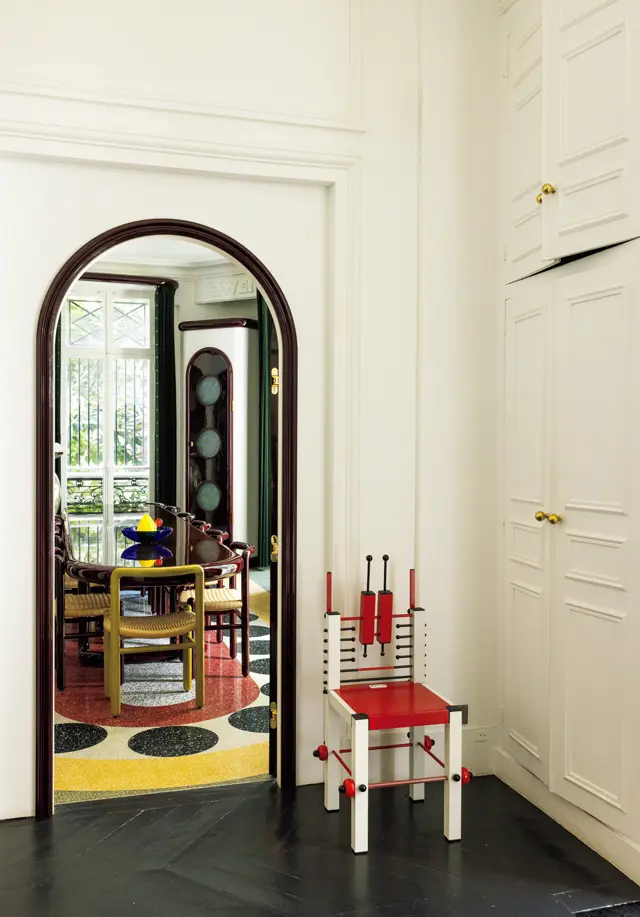 ダイニングを玄関側から眺めた図。奥で縦に並んだ丸窓は、食器棚。手前の椅子は、アナクレト・スパッツァパンの作