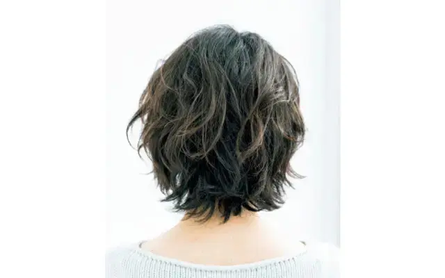 まとまりと動きを両立させる、ワザありパーマ