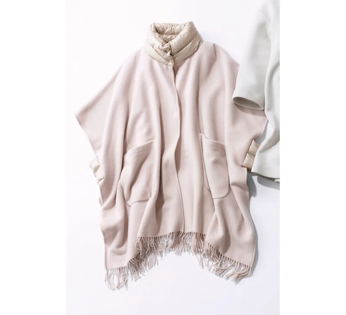 ポンチョ￥199,100／ヘルノ・ジャパン（ヘルノ）