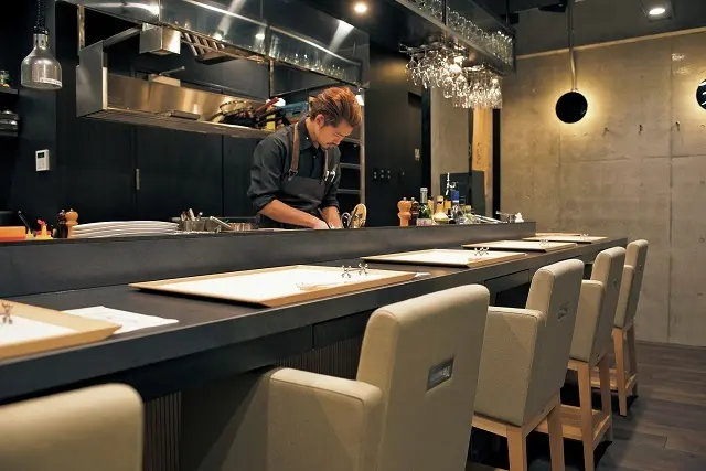 カウンター10席のみ