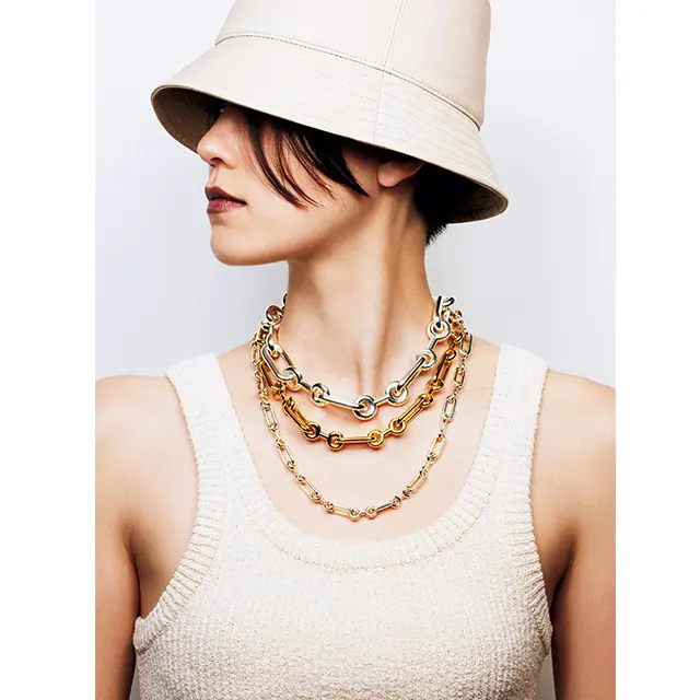 大胆に太さ＆色違いのチェーンネックレスを重ねづけ