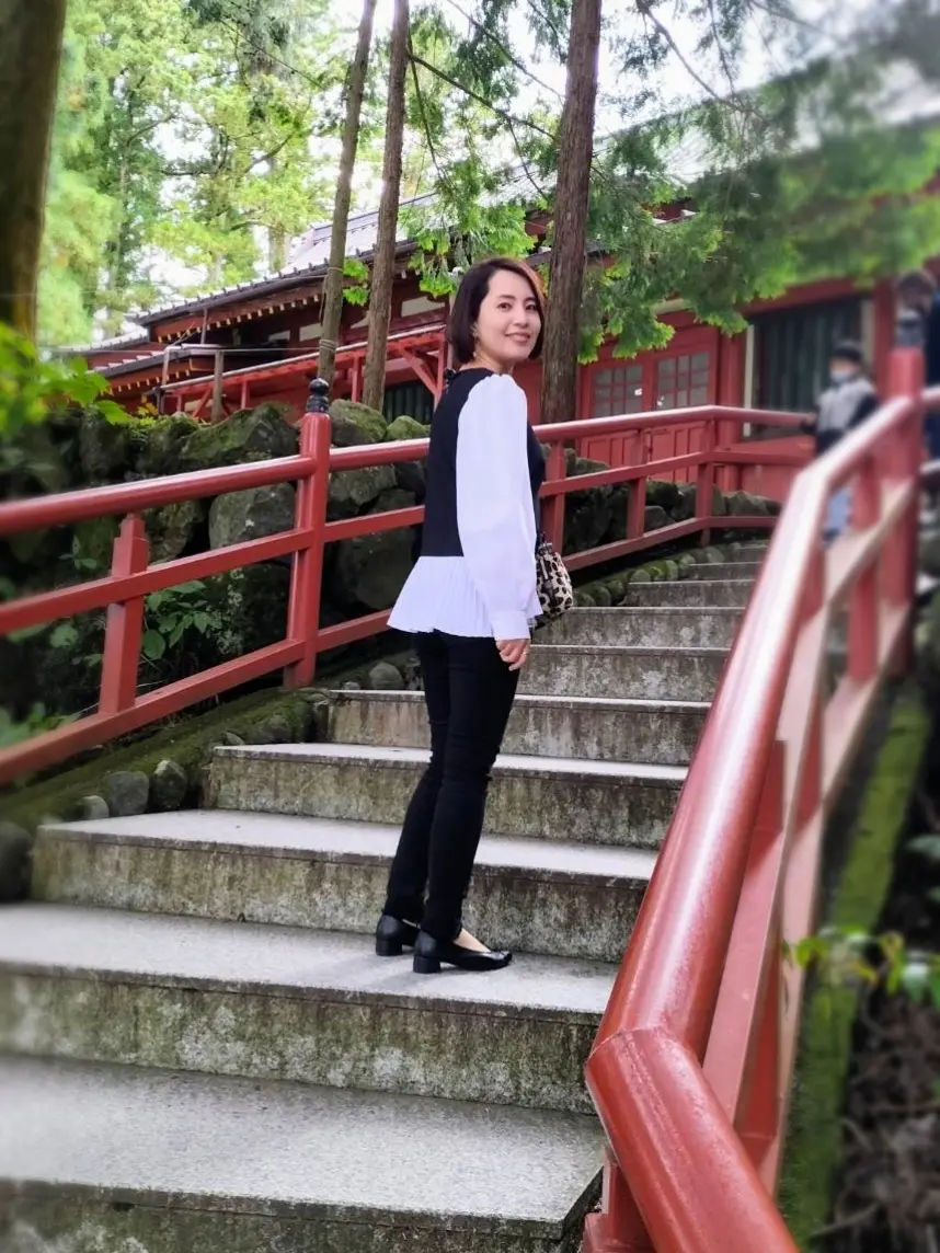 日光東照宮、40代ファッション、ユニクロのウルトラストレッチスキニーハイライズ、ザラのブラウス、黒スキニー、旅ファッション