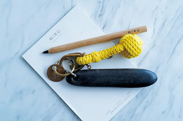 愛らしい編みぐるみのチャームがついたルーム キー。