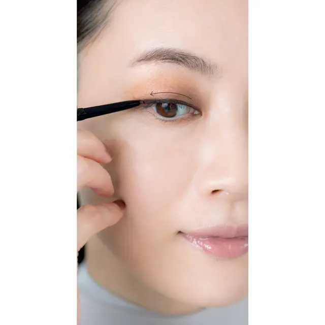 焦げ茶のアイライナーでフレームを引き締める