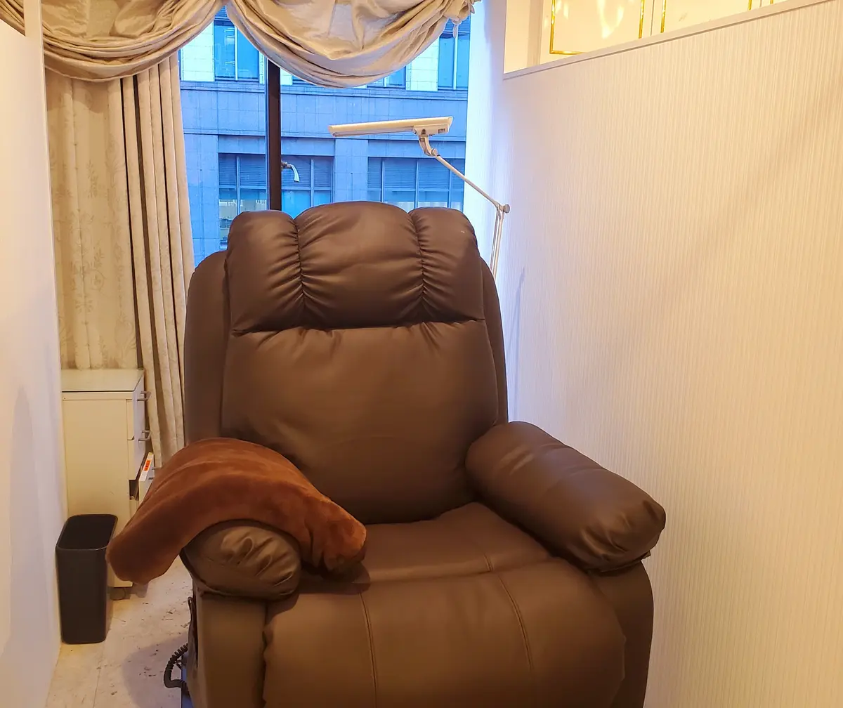 ゆったり座れる椅子では施術中ついつい寝てしまいます(^^;