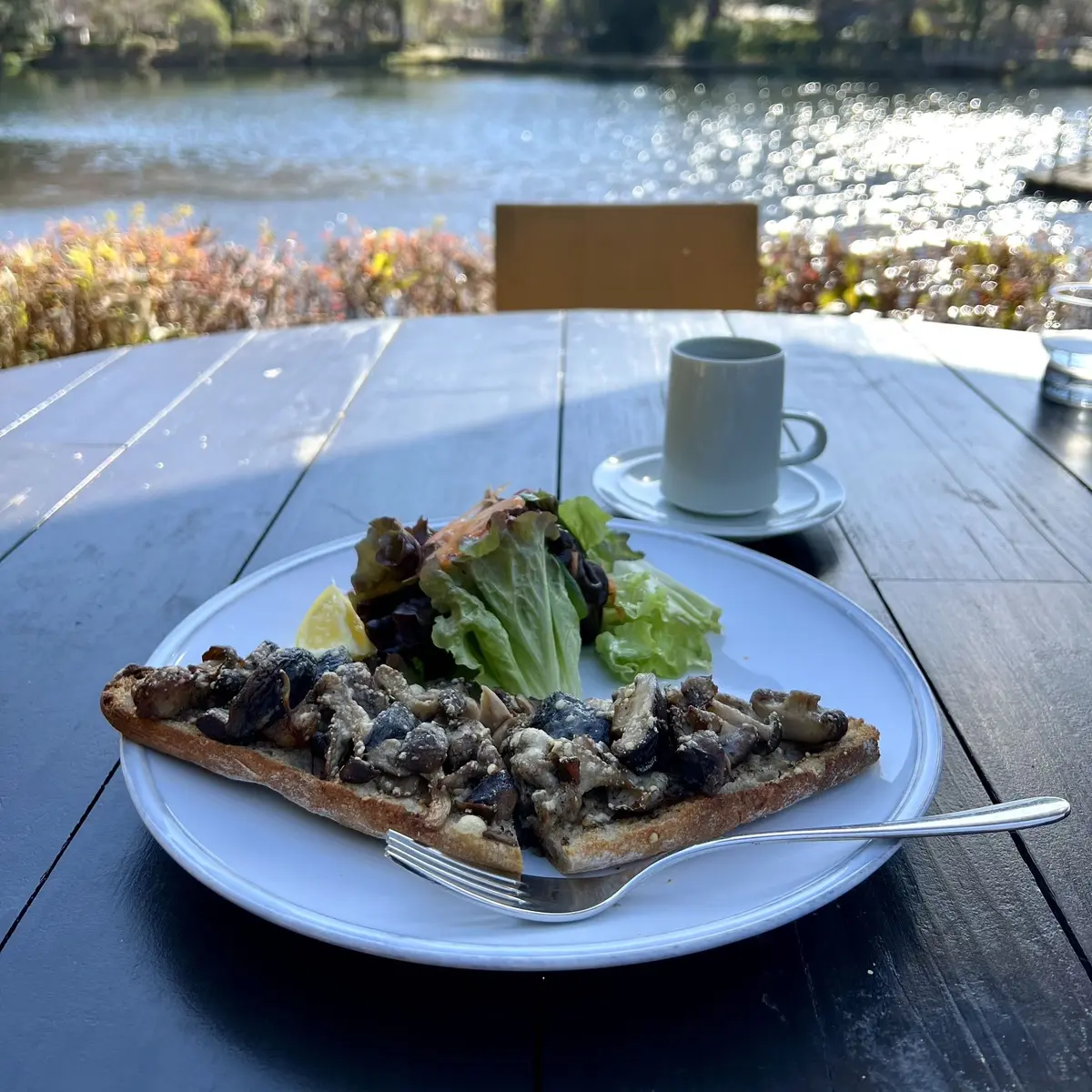 由布院　ベーカリーカフェ「カフェ・ラ・リューシュ」　テラス席　オープンサンド