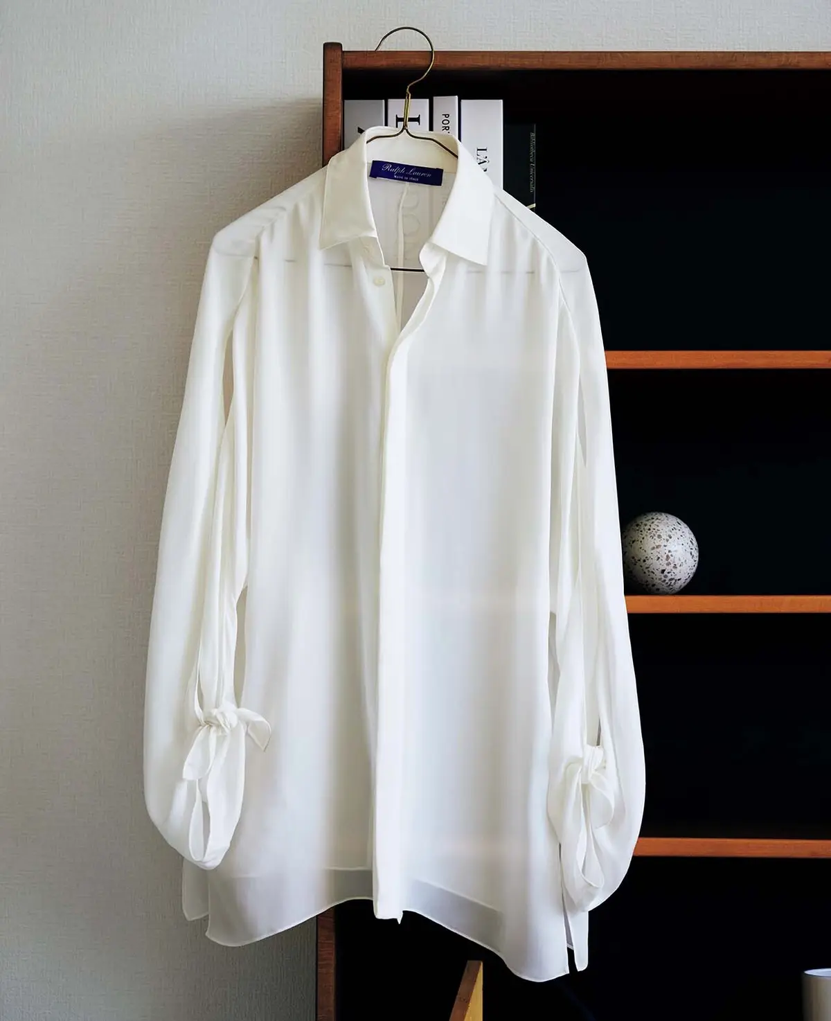 シンプルなデザインでもきわだつ、シルキーな透け感とドレープの上品な 美しさ。袖のリボンがフェミニンなワンポイント。シャツ￥277,200／ラルフ ローレン（ラルフ ローレン コレ クション）