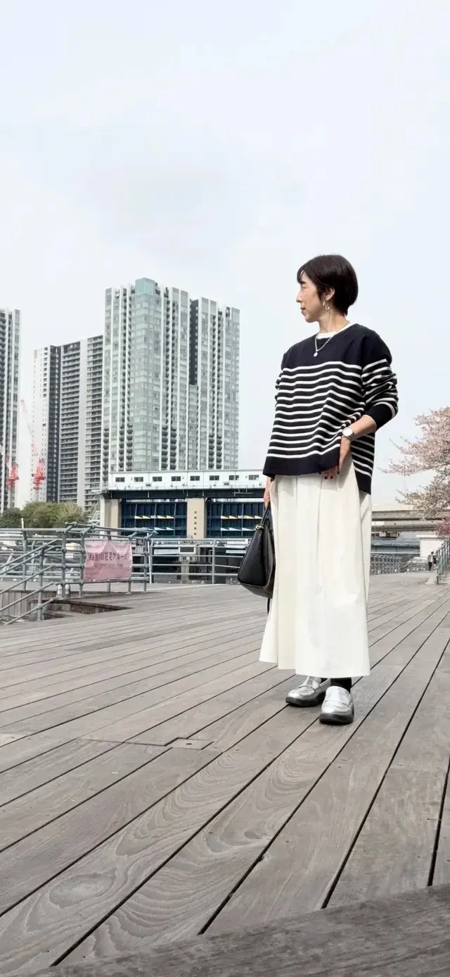 GU ボーダーニットとシルバーローファー