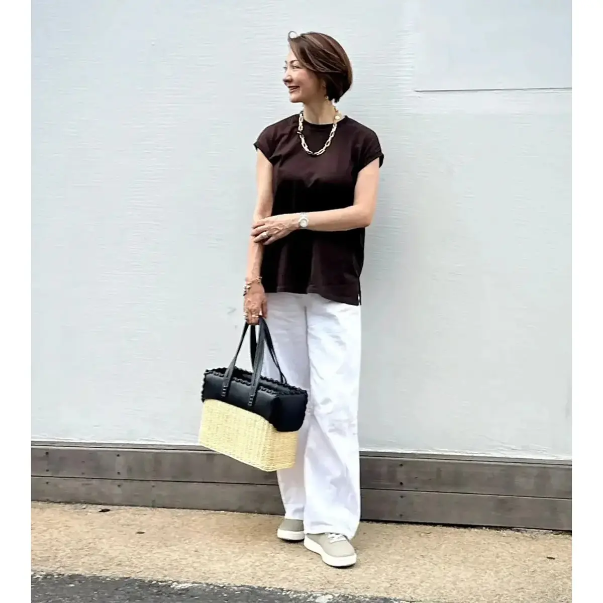 【白パンツを使った秋コーデ5選】ブラウンやカーキなど秋色トップスと相性抜群。季節感のある上品な装いに！