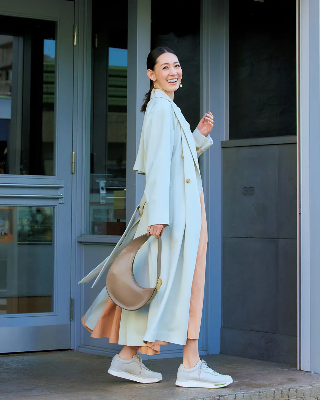 春のコートルックに洗練を添えるグレースニーカー