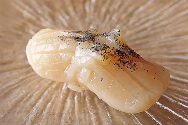 ホタテは墨塩と すだちで。