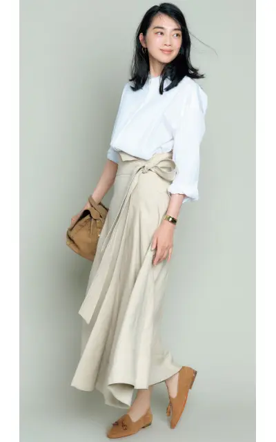 揺れが美しいベージュのラップスカート