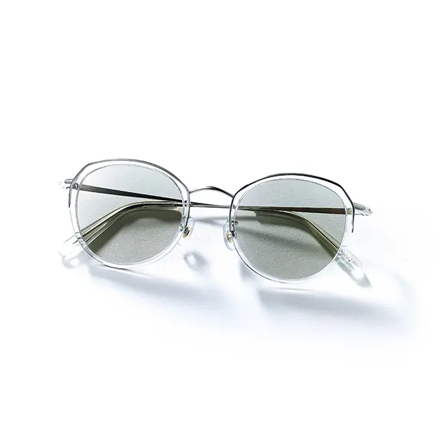 威圧感が出ない透明フレームと淡色レンズの組み合わせはトレンド感もばっちり。サングラス￥40,700（メガネアンド ミー）／以上アイシンク ヒロブ 新宿店