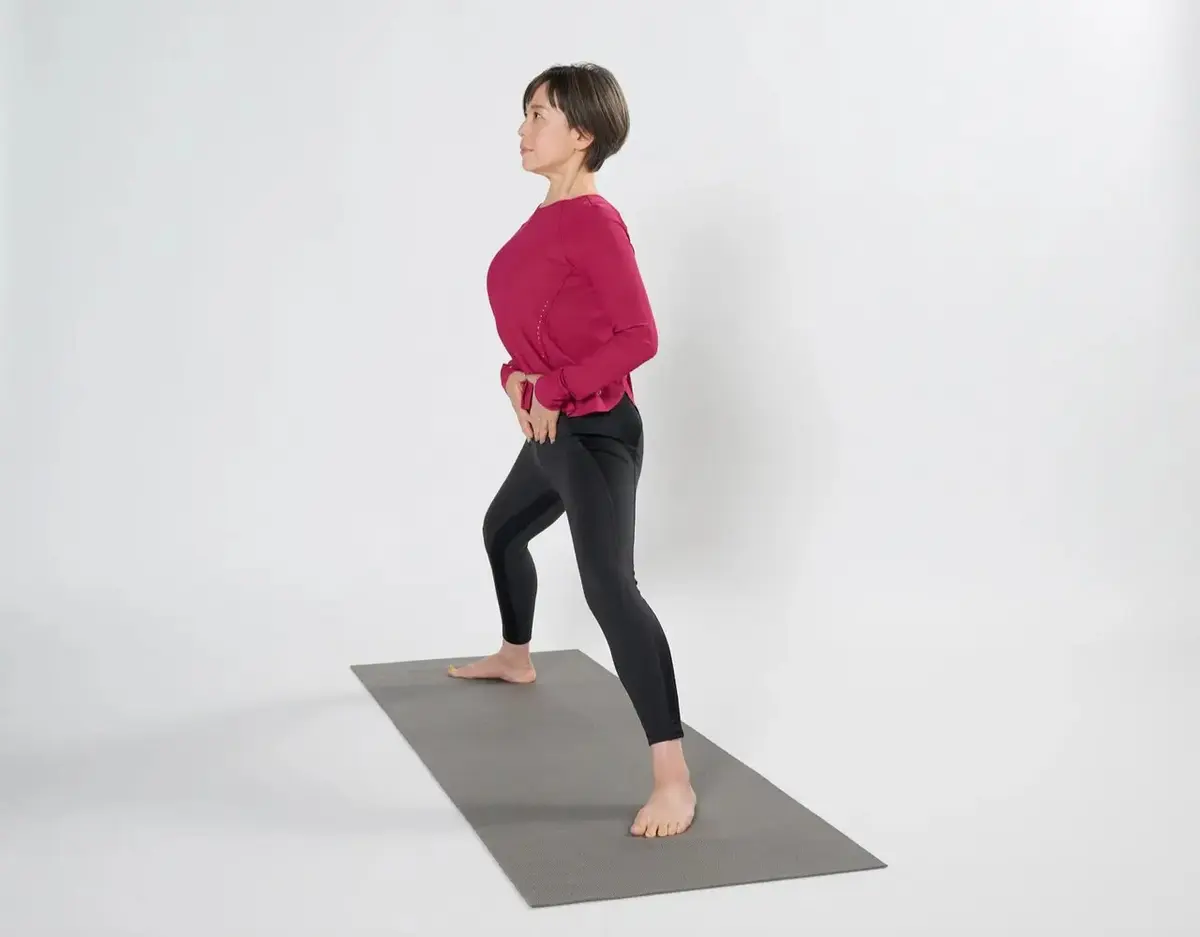 肩が丸まらないようにしっかりと下げ、骨盤はまっすぐに立てた状態で行うこと。