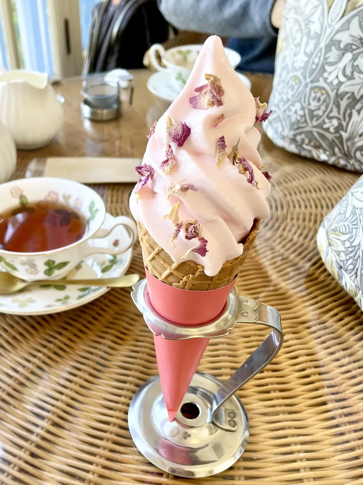 イギリス領事館、函館、北海道、イギリス領事館カフェ、テラス席、ソフトクリーム、バラソフトクリーム、ウェッジウッド、WEDGWOOD、コーヒーカップ、カップ、カップ&ソーサー、ワイルドストロベリー、籐のテーブル、お洒落テラス席