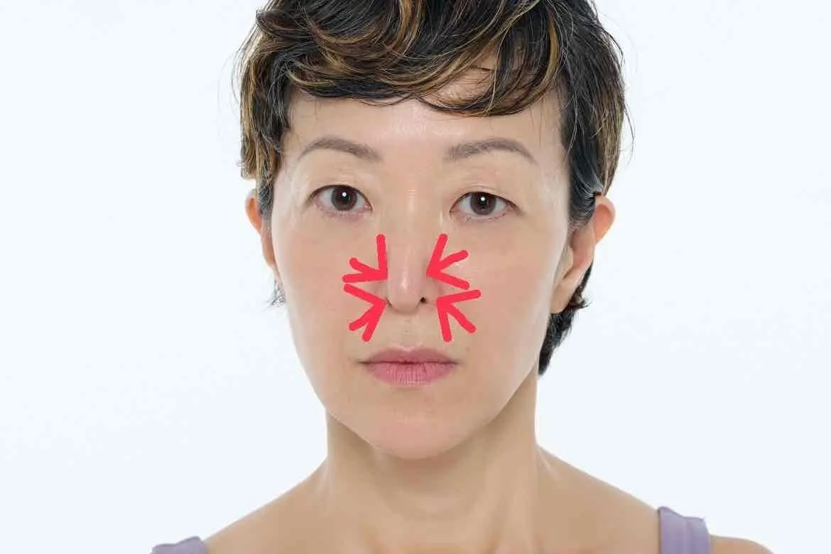 OurAge×Webエクラ 40代50代　鼻　エクササイズ まんでいた手を、そのまま前へ引っ張るようにしてゆっくりと離し、鼻から息を吸う