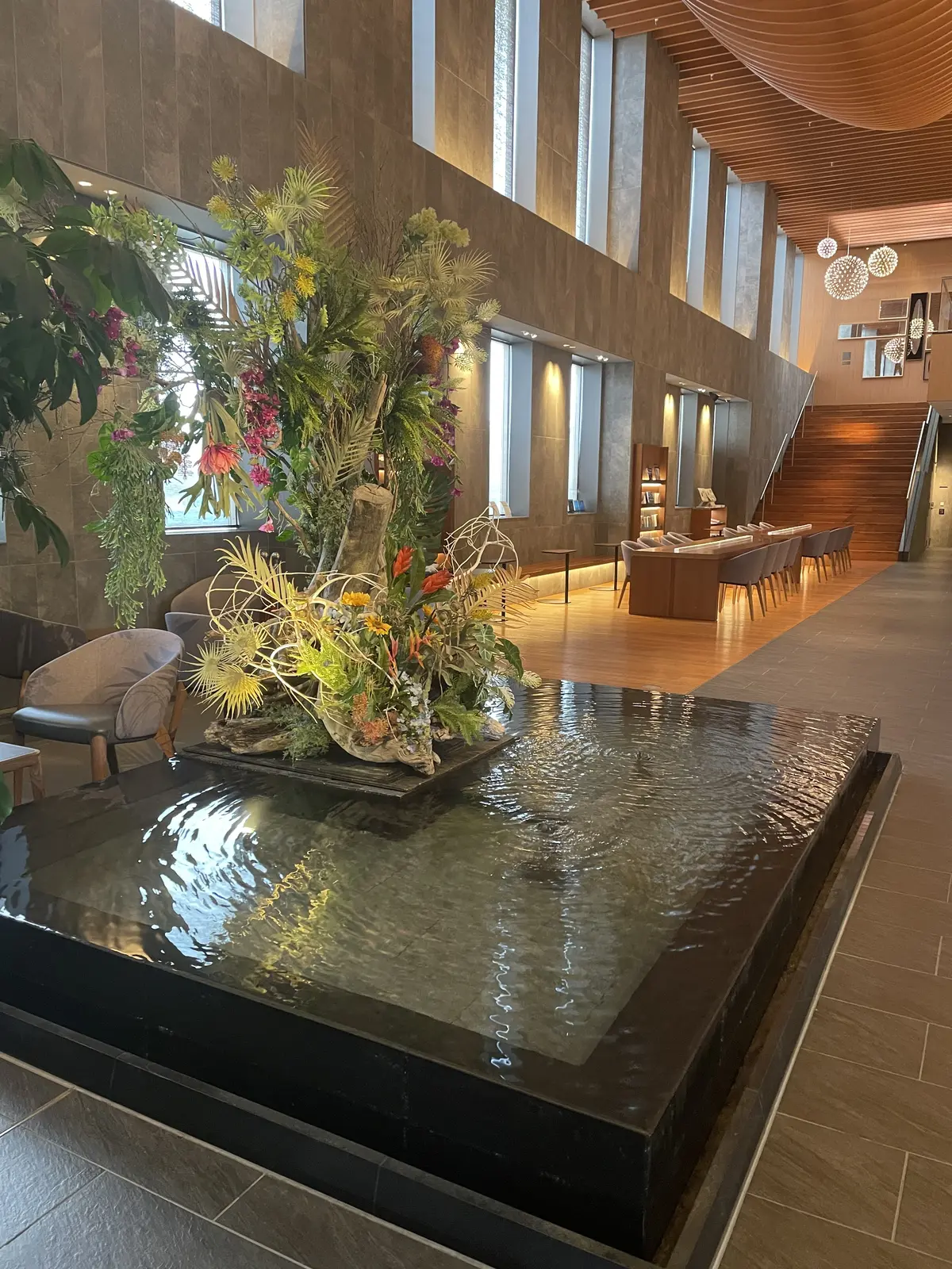 北海道、函館、HOTEL & SPA CENTURY MARINA HAKODATE、センチュリーマリーナ函館、ホテル、HOTEL、ロビー、吹き抜け、アーティフィシャルフラワーアレンジメント、フラワーアレンジメント、オブジェ、水辺、池