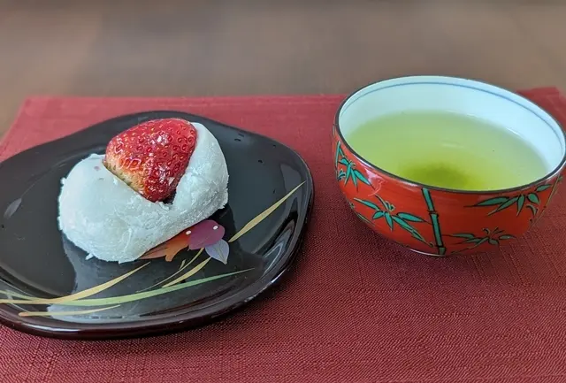 「大森園」の煎茶と「もち処一久大福堂」のいちご大福（こしあん）