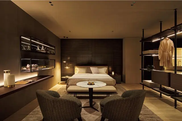 オープンシェルフでゆるやかに区切られたメインベッドルームのしつらえは、ナイトショールームで見ることができる