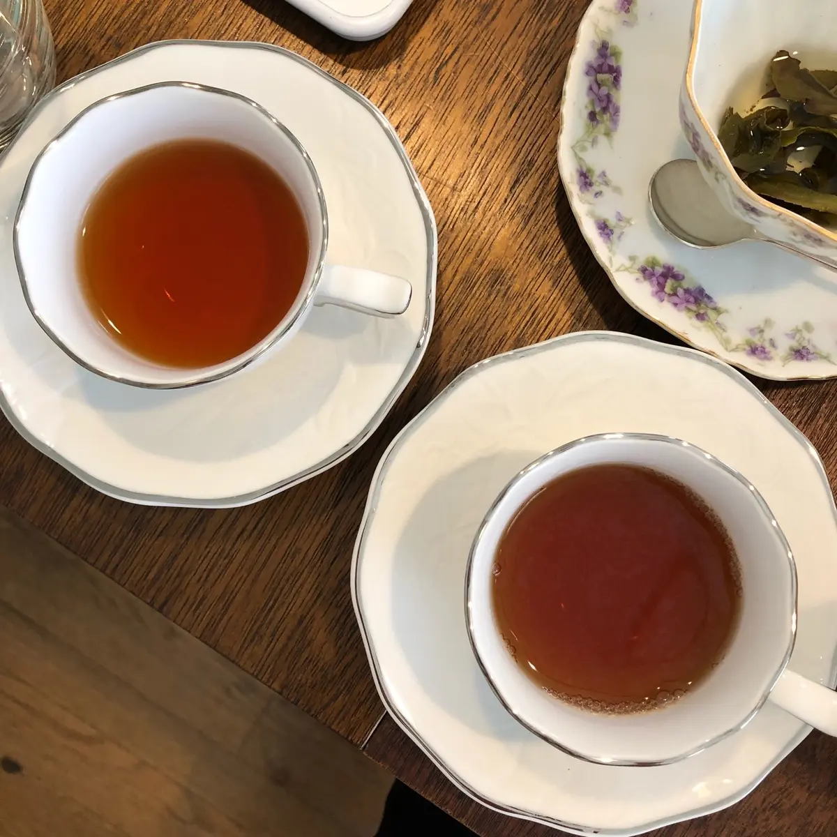 アッサム種　左が軟水　右が硬水