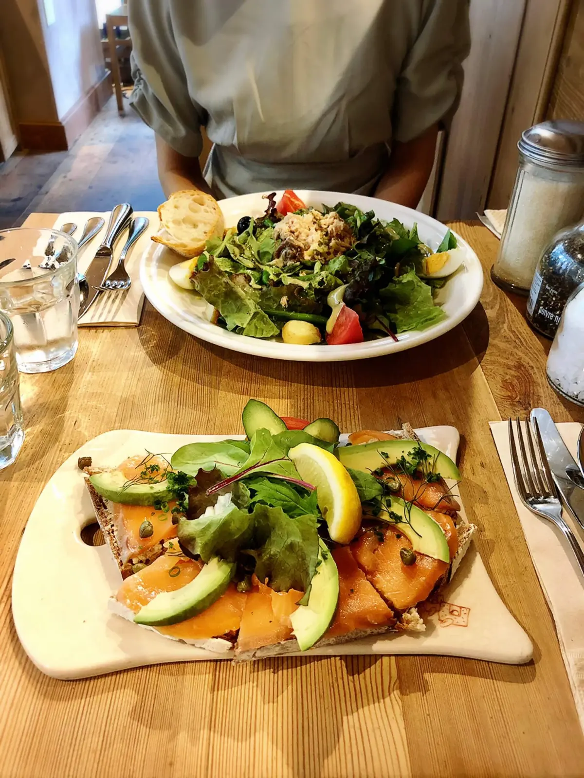 スモークサーモンタルティーヌ。ニース風サラダ。サーモン。オーガニック。アンチョビ。オリーブ。フランスパン。オリーブオイル。サラダ。ベビーリーフ。Le Pain Quotidien 。ル・パン・コティディアン。